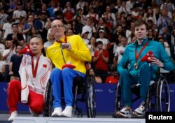 Олександр Комаров відсторонився від російського учасника Паралімпіади під час нагородження