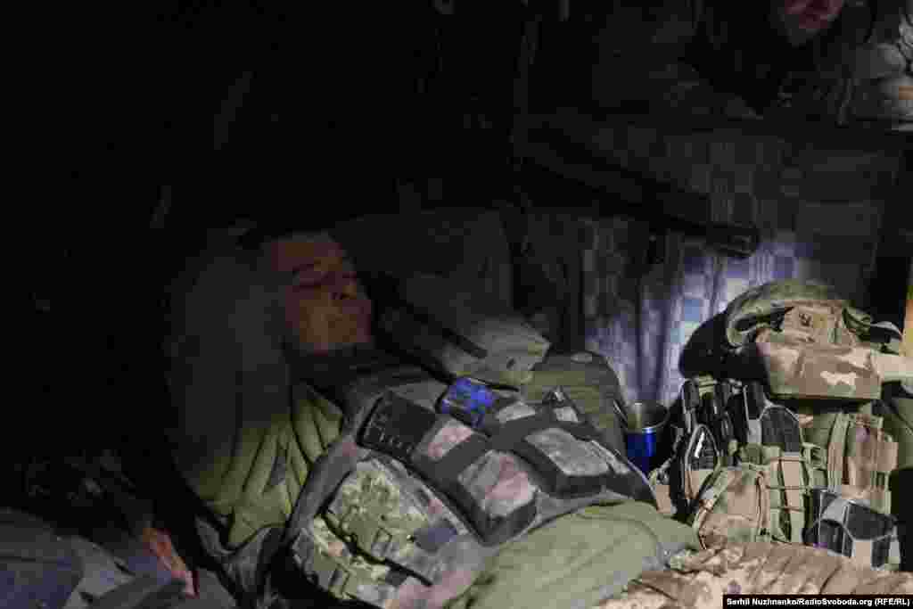 Мінометний розрахунок чергує на позиціях цілодобово 6 днів, але інколи чергування триває значно довше. Тому, коли є можливість, кожен по черзі може поспати