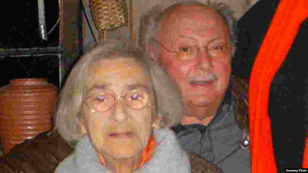 Вдова академика Андрея Сахарова Елена Боннэр и историк Владимир Тольц, автор и ведущий цикла "Разница во времени". Фото начала 2000-х годов