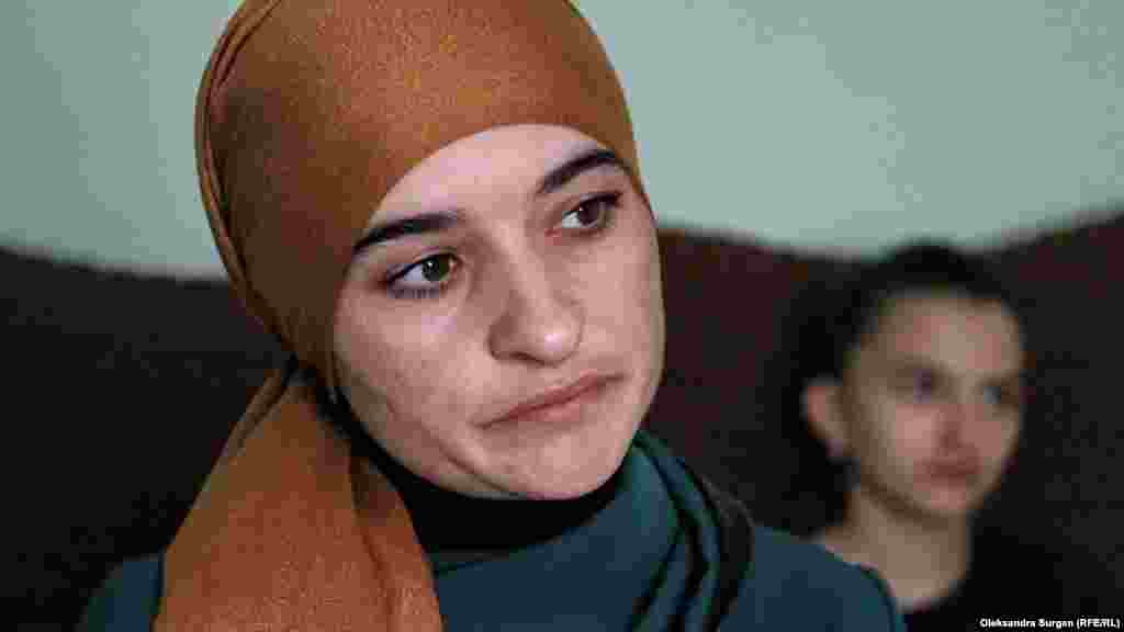 «Нариман всегда был отважным. Особенно если это дело касается правды, когда дело касается притеснения кого-либо. Он всегда станет на защиту», – так говорит о Мемедеминове его супруга Лемара. По ее словам, когда в Крыму начались преследования крымских татар, было понятно, что ее супруг не сможет просто сидеть и смотреть на это сложа руки