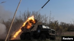 Військові 68-ї окремої єгерської бригади імені Олекси Довбуша ведуть вогонь з комплексу «Град» га Покровському напрямку, квітень 2025 року