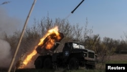 Ucraina spune că Rusia continuă bombardarea țării, în ciuda promisiunii de încetare a focului.