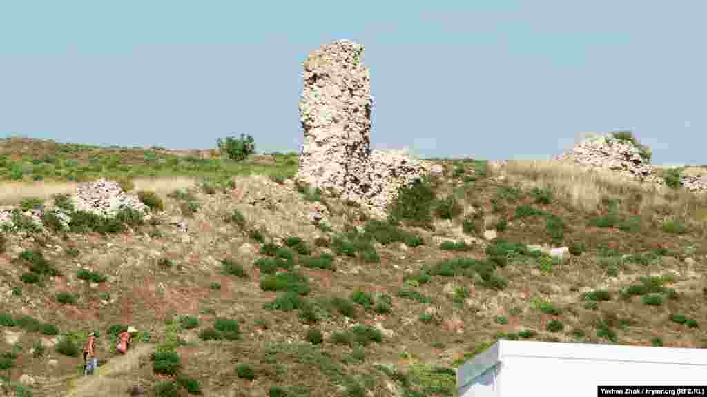 Крутими кам'янистими стежками севастопольські пенсіонерки піднімаються з пляжу повз стародавні руїни