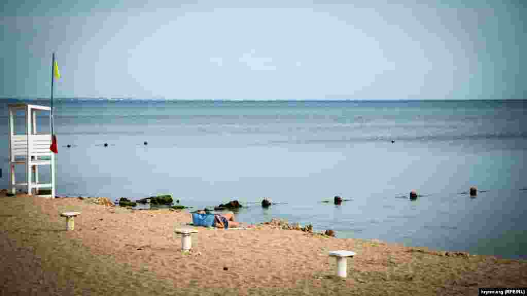 Температура повітря +21-22 градуси. Купатися в морі ніхто не відважився 