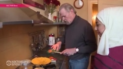 Сирийские беженцы Саид и Амира отмечают Рождество в доме баронов фон Зассов Сирийские беженцы Саид и Амира отмечают Рождество в доме баронов фон Зассов