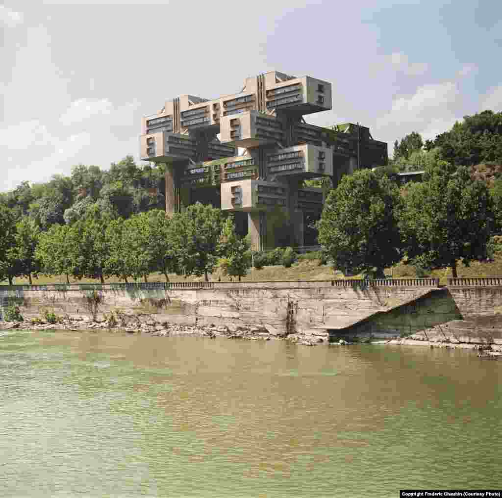 Здание бывшего Министерства автомобильных дорог Грузинской ССР, сейчас оно принадлежит Банку Грузии. Архитекторы: Георгий Чахва и Зураб Джалагхания, Темур Тхилава. 1975 год. «Особенность этих зданий в том, что они собой представляют определенный антропологический феномен тех времен», – рассказал Шобен Радио Свобода, года его книга впервые была опубликована в 2011 году