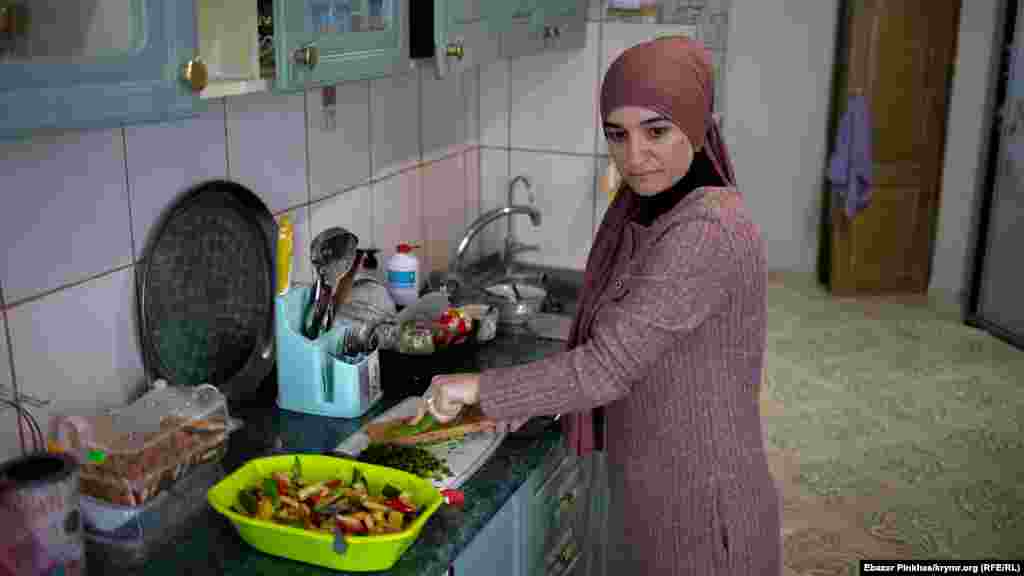 Лемара Мемедеминова управляется на кухне.  В одном из интервью Крым.Реалии Лемара говорит, что расценивает то, что случилось с их семьей, как испытание. «Благодаря этому испытанию мы стали еще уверенней в себе, потому что мы знаем, что мы ничего плохого не сделали, что наш народ показал себя только с хорошей стороны»