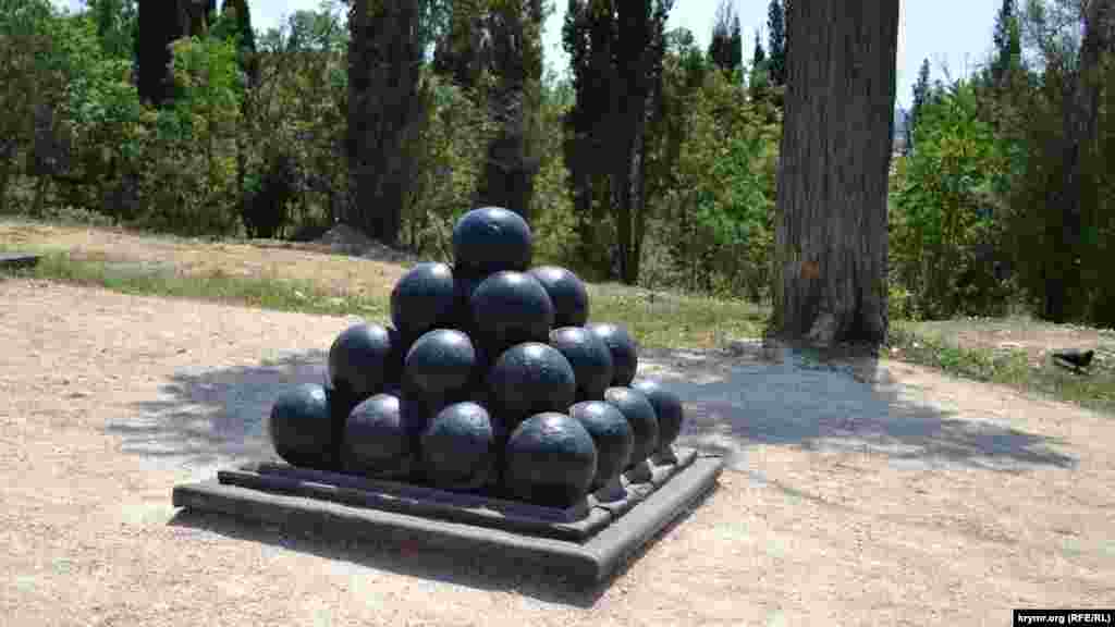 Пірамідка чавунних ядер. Кожне важить 24 фунта – це приблизно 12 кілограмів