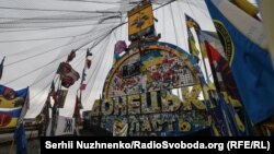 Стела на в'їзді у Донецьку область під антидроновою сіткою, 7 лютого 2025 року