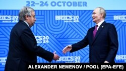 Російський лідер Володимир Путін (п) вітає генерального секретаря ООН Антоніу Гутерріша на саміті БРІКС у Казані, 24 жовтня 2024 року