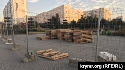 Территория возле здания Гагаринского муниципалитета за строительным забором