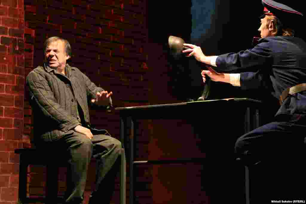 Допрос перед ссылкой. Марк Розовский. Спектакль "Папа, мама, я и Сталин". Отец -  народный артист России Валерий Шейман.