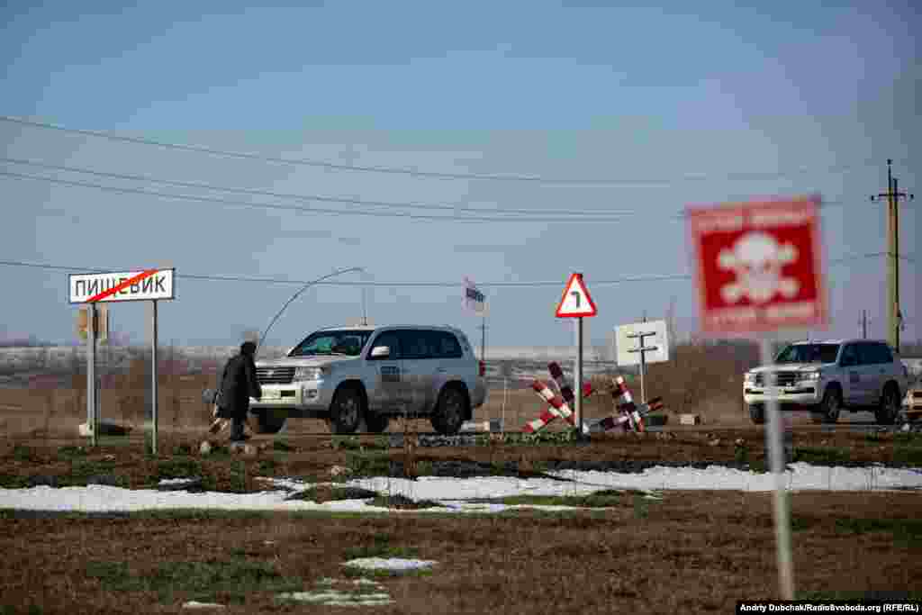 Машини спостережної місії ОБСЄ заїжджають на КПВВ «Гнутове», 18 лютого 2020 року