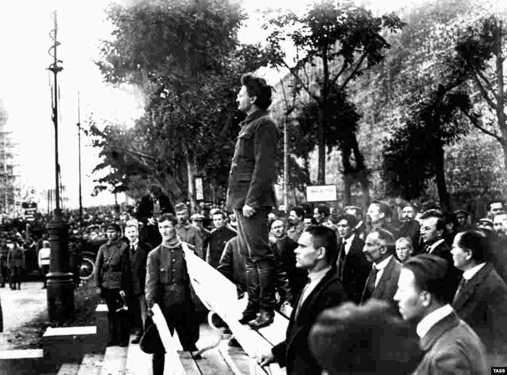 Лев Троцький вшановує пам’ять жертв вибуху в Московському міськкомі Російської комуністичної партії (більшовиків) 26 вересня 1919 року. Попереднього дня анархісти підірвали там бомбу під час засідання пленуму міськкому, вбивши 12 більшовиків і поранивши ще 55