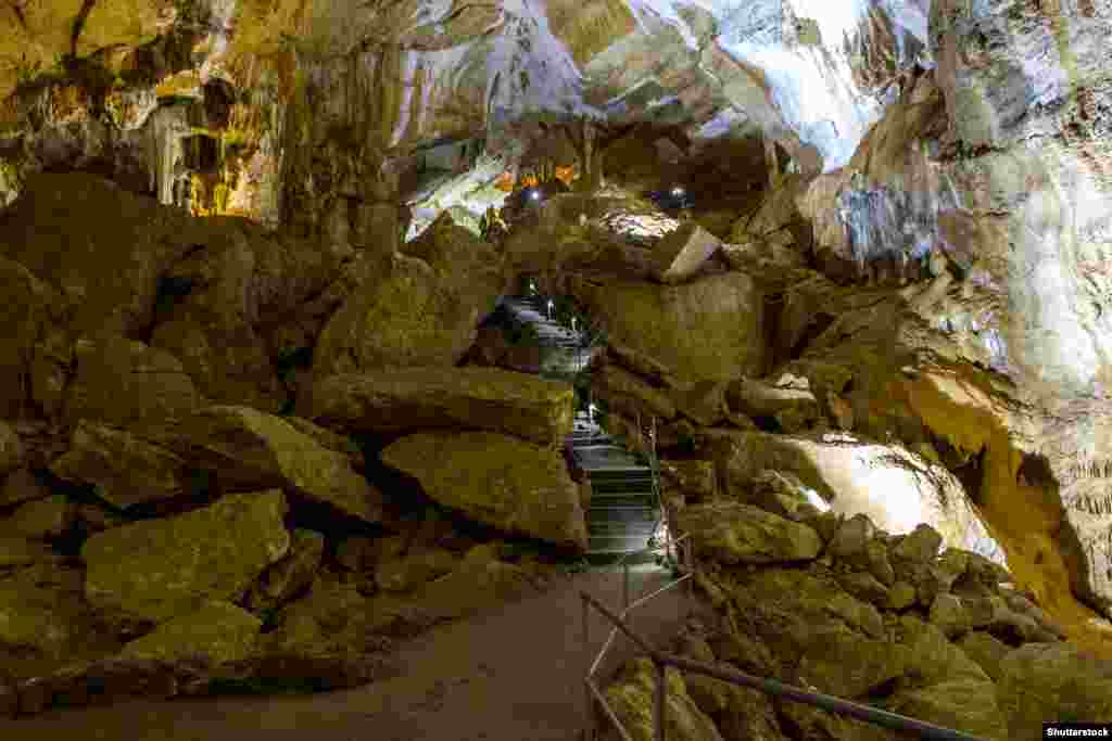 Экскурсии по Мраморной пещере обычно проводят по одному из трех маршрутов. Самый короткий (200 метров) – Галерея Сказок. Она подходит для детей, как по времени экскурсии, так и по сказочной форме натечных образований. После Галереи Сказок можно прогуляться к Жемчужным озерам (450 метров)