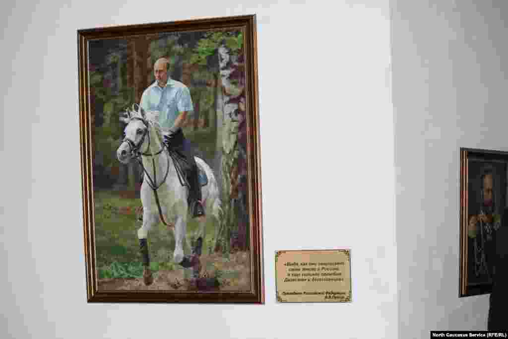 Портрет президента России Владимира Путина также размещен в выставочном зале мемориального комплекса. 