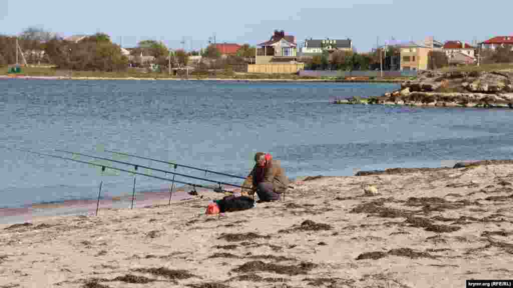 Вид на центральную набережную Черноморского. В это время года тут не встретишь туристов – лишь несколько любителей осенней рыбалки. В разгар осени, по словам рыбаков, идет активный клев черноморского бычка и кефали