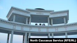 Повідомляється, що у Дербенті було вбито священика, також загинув охоронець церкви.