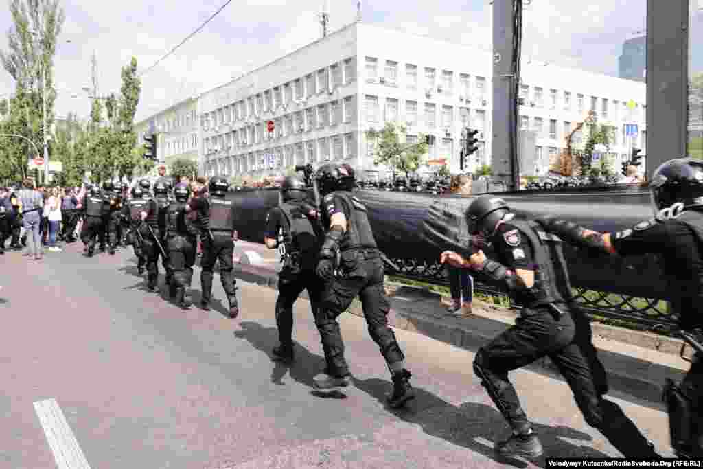 Представники Національної поліції України намагалися оперативно реагувати та присікати будь-які провокації з боку противників проведення Маршу рівності у Києві.