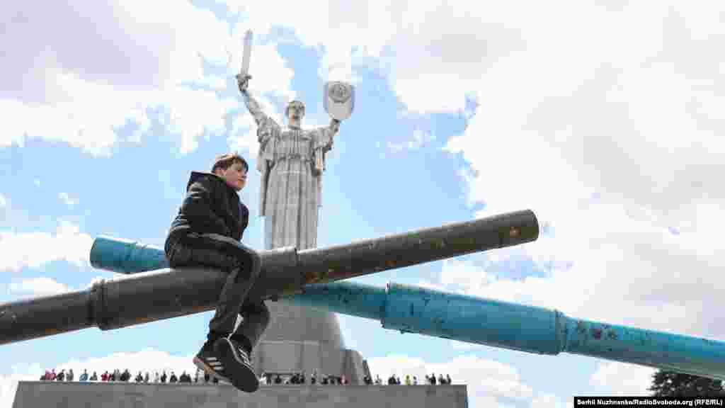 «Ніколи знову» чутно звідусіль...