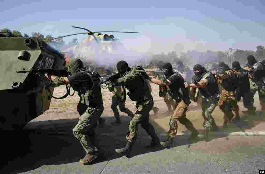 Солдати Національної гвардії України під час тренування на полігоні у селі Нові Петрівці поблизу Києва. 22 липня 2015 року &nbsp;