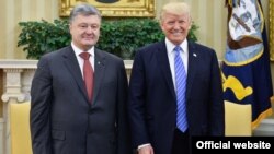 Президент України Петро Порошенко і президент США Дональд Трамп після зустрічі у Вашингтоні 20 червня 2017 року
