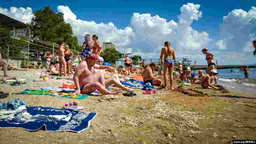 Красиве природне видовище – купчасті хмари на пляжі «Схід»