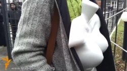 Райвідділ міліції у Харкові пікетували з «голими грудьми» Райвідділ міліції у Харкові пікетували з «голими грудьми»