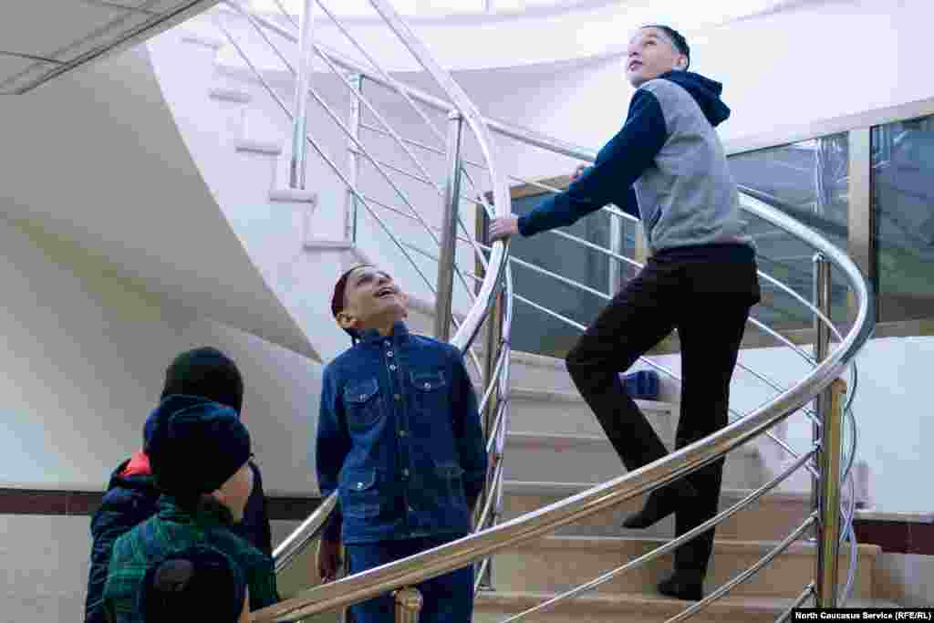 На время учебы будущий хафиз приостанавливает посещение обычной школы. Общеобразовательную программу они стараются наверстать потом