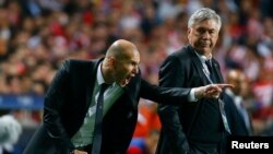 Тренер «Реала» Карло Анчелотті (праворуч) спостерігає, як його помічник Зінедін Зідан керує діями гравців під час фінального футбольного матчу Ліги чемпіонів проти «Атлетико», Лісабон, 24 травня 2014 року