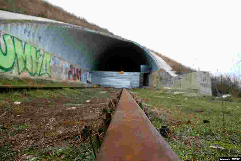 После трагедии на «дороге смерти» железнодорожные путь ведущий в обваленный тоннель перекрыт листом жести