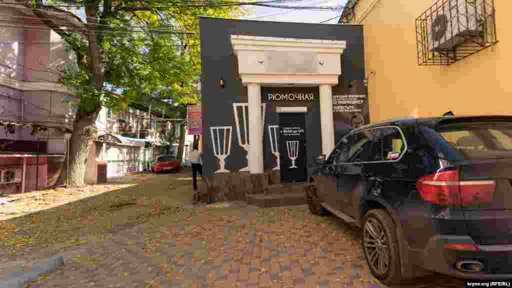 К Дворцу бракосочетаний на улице Пушкина пристроили питейное заведение