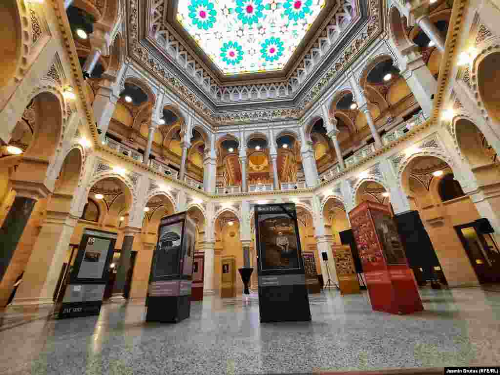 Izložba "Žive smo" otvorena je u sarajevskoj Vijećnici 8. decembra 2020. 