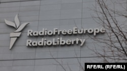 Судья считает, что разрешение USAGM продолжать свои действия до судебного слушания по финансированию RFE/RL нанесет «непоправимый вред» вещателю, а выдача предписания отвечает общественным интересам