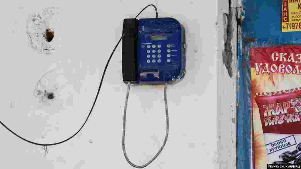 На стене клуба – городской телефон «Укртелекома»