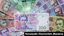 За словами прем’єра, наразі Україна активно співпрацює з трьома фінансовими партнерами: МВФ, Європейським Союзом та США