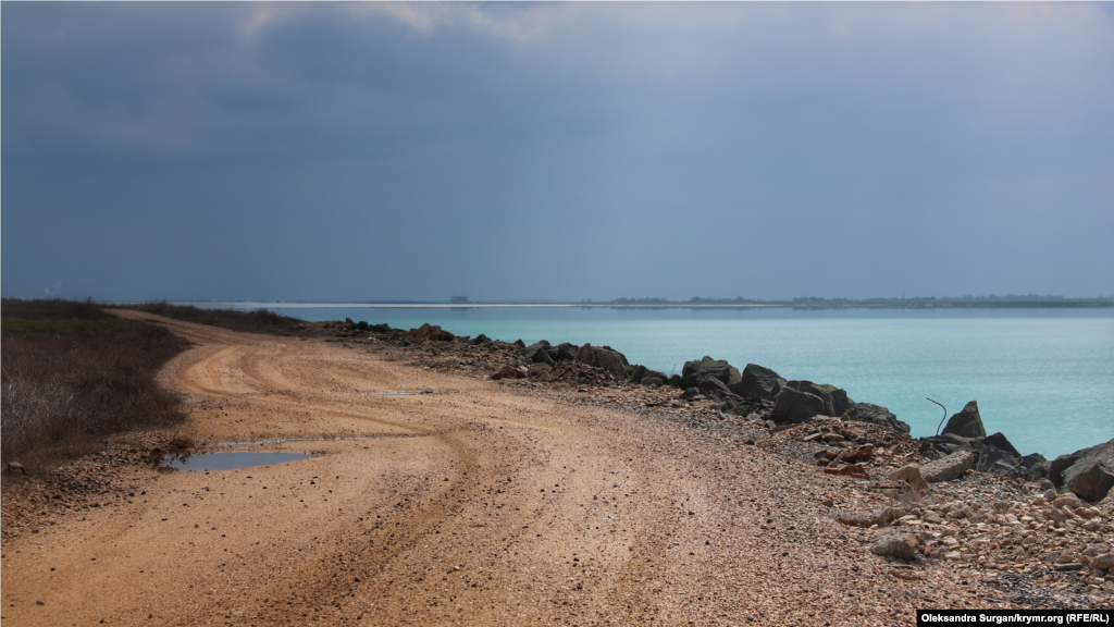 Озеро разделено искусственной дамбой на две части 