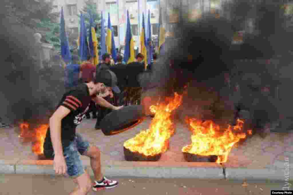Активісти запалюють шини під стінами одеського суду під час протестів проти затримання місцевих лідерів «Правого сектору» та «Автомайдану». Одеса, 8 вересня 2015 року