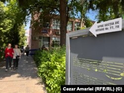 Secție de vot din București, 4 mai 2025.