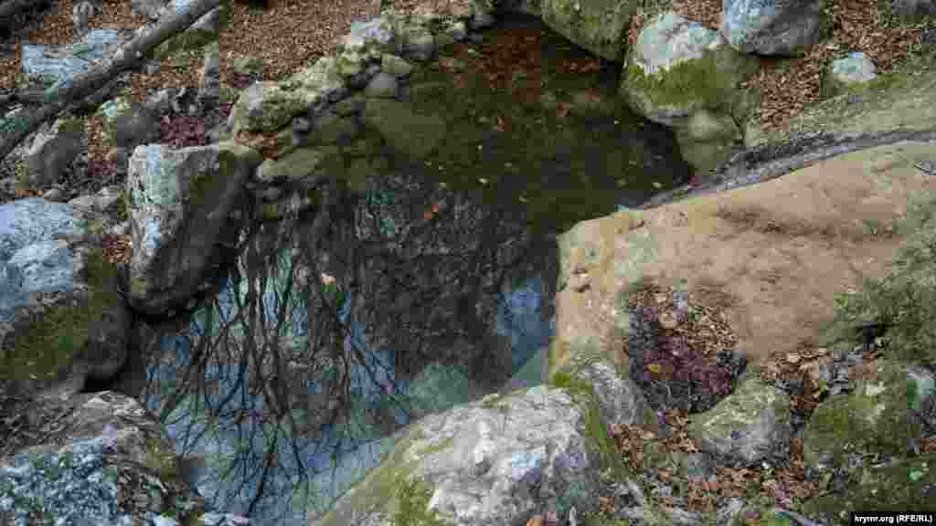 Количество «ванн молодости» под водопадом и ниже, в русле Кизилкобинки, сильно сократилось. Считается, что воды реки, проходя через разломы земной коры, получают уникальные свойства