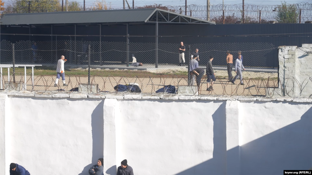 День у пленных начинается с гимна Украины в шесть утра. В распорядке дня есть и занятия спортом – из окна видно, как пленные играют в футбол и занимаются на тренажерах  