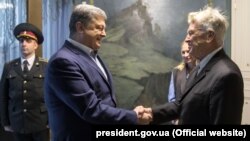 Президент Петро Порошенко (праворуч) та легендарний американський кінорежисер Девід Лінч, який прибув до України для відкриття представництва благодійного Фонду. Фонд Лінча допомагає ветеранам війни, біженцям, жертвам домашнього насилля. Київ, 18 листопада 2017 року