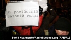 Під час акції «Нічна варта на Банковій» біля Офісу президента з вимогою не поступатися національними інтересами України на «нормандській зустрічі» в Парижі. Київ, 8 грудня 2019 року
