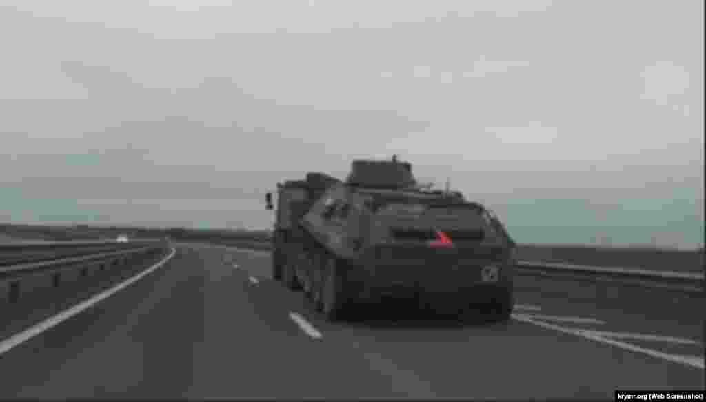 Российская военная техника на трассе «Таврида», 26 марта 2021 года. Тогда, по информации корреспондента Крым.Реалии, в обоих направлениях трассы часто встречались одиночные машины или небольшие колонны без сопровождения военной автоинспекции. Так, в сторону Симферополя проследовало четыре автоплатформы с боевыми машинами пехоты на борту, а также две колонны автозаправщиков и грузовых машин. Одиночные военные автомобили в обе стороны в тот день встречались каждые 15-20 минут