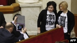 Депутаты Верховной Рады Украины фотографируются в футболках с надписью "Стоп Путин"