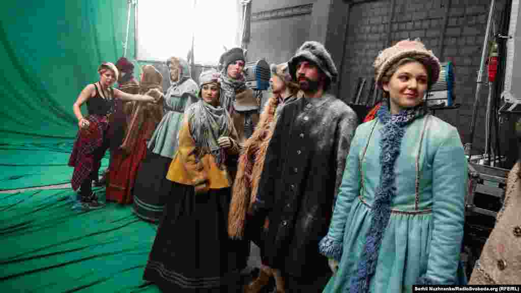 Півтисячі казкових костюмів, із них – 300 ручної роботи, спеціально для героїв та героїнь фільму створила українська дизайнерка Айна Гассе