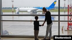 За припущенням юриста Андрія Гука, українці, які не змогли виїхати з України або повернутися до неї, мають підстави для судових позовів