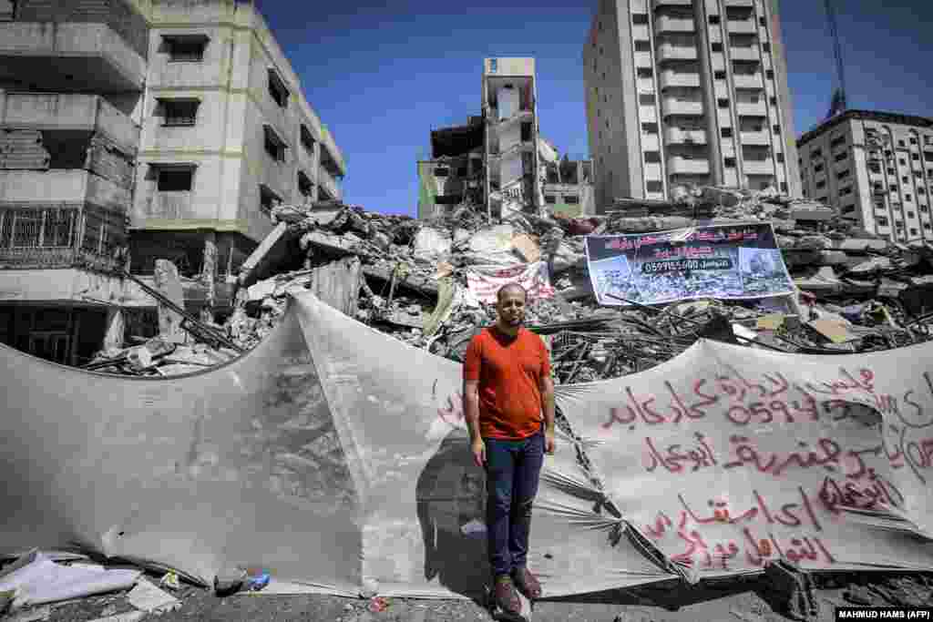 35-річний палестинський журналіст Алаа Шамалі, чий будинок був зруйнований під час конфлікту між Ізраїлем та екстремістським угрупованням «Хамас» у 2014 році, позує для світлини буля уламків його останнього місця проживання – квартири у будівлі Вежі Анас у місті Газа (нещодавно зруйнованої ізраїльськими ударами), 25 травня 2021 року