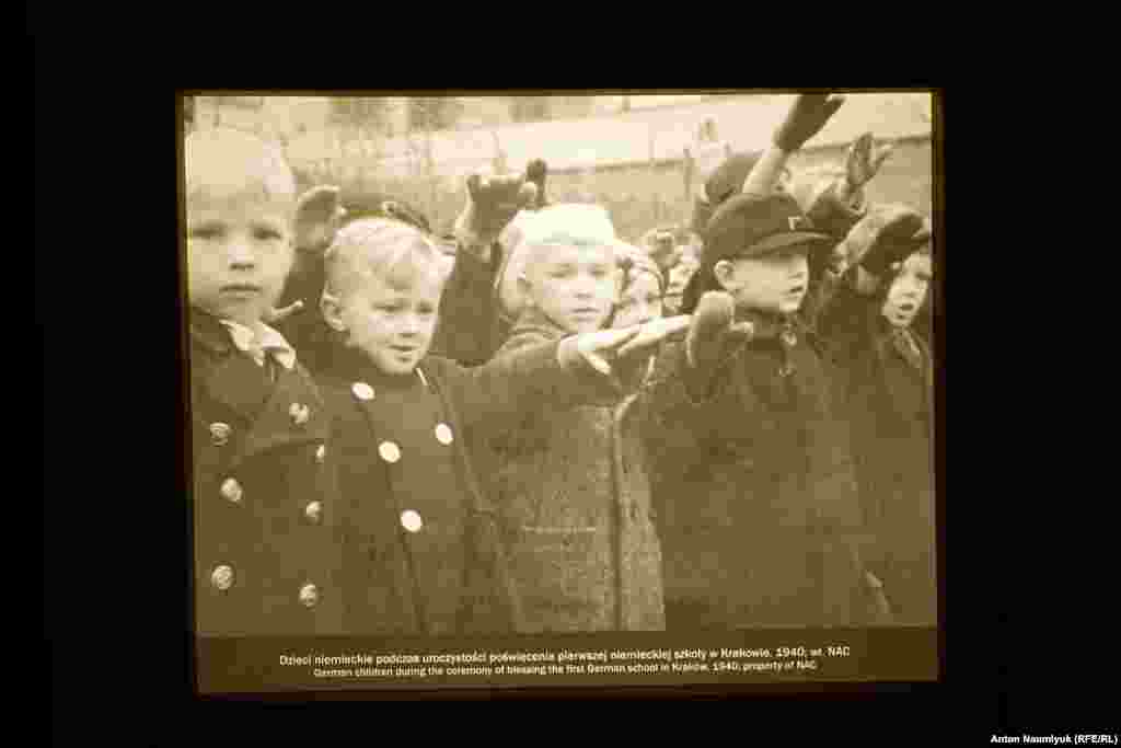 Населення в Польщі було поділене на привілейоване німецьке, обмежене в правах польське і те, що підлягає знищенню – євреї, цигани, психічнохворі, гомосексуалісти та інші