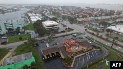 Знімок, зроблений дроном, показує пошкоджену будівлю в центрі міста Коко-Біч через ураган Мілтон 10 жовтня 2024 року у Флориді.